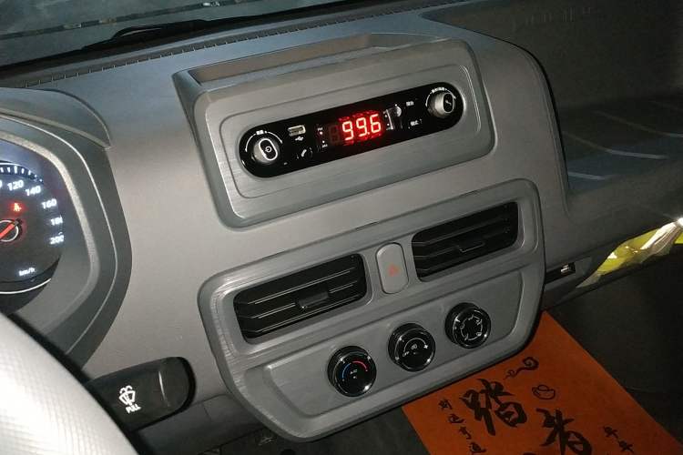 Used Wuling Yangguang 2024 300km Range Practical Window-Sealed Version 60kW Audio And AC Panel