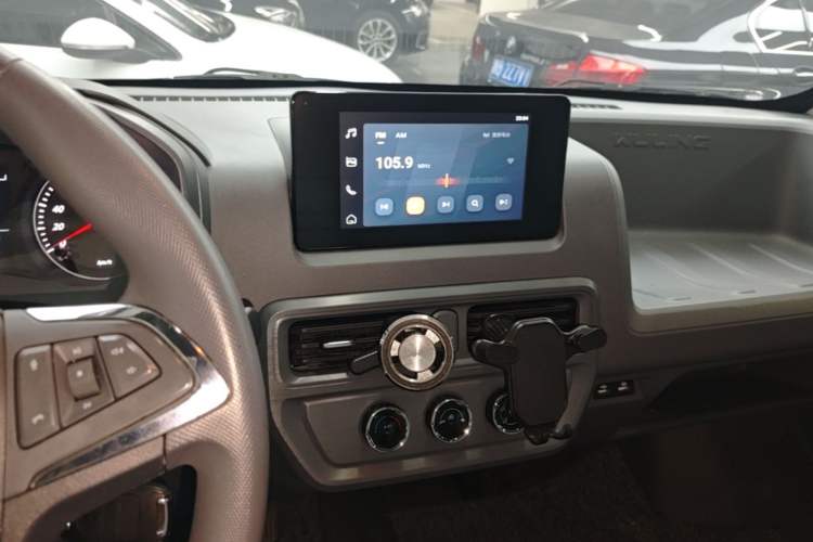 Used Wuling Yangguang 2024 300km Comfort Version with Sealed Windows 60kW Audio And AC Panel