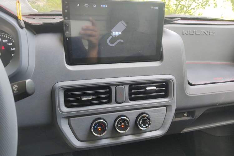 Used Wuling Yangguang 2024 300km Range Practical Window-Sealed Version 60kW Audio And AC Panel