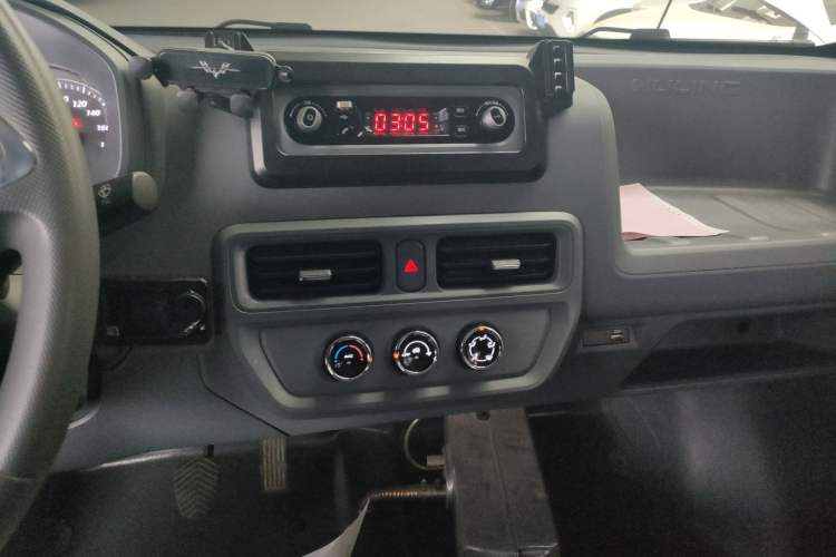 Used Wuling Yangguang 2024 300km Comfort-Grade Passenger Van 60kW Audio And AC Panel