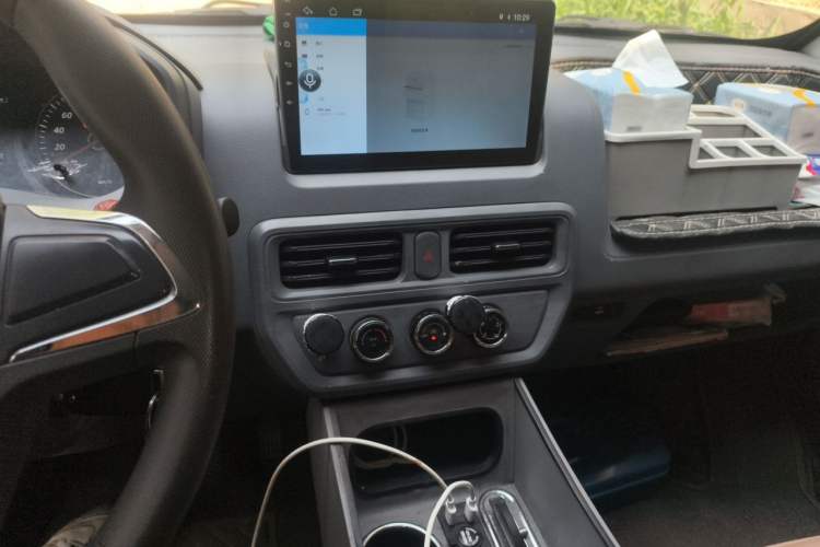 Used Wuling Yangguang 2024 300KM Comfort Version Passenger Van 75kW Audio And AC Panel
