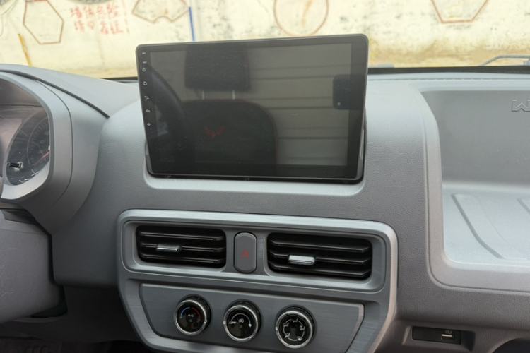 Used Wuling Yangguang 2024 300km Range Practical Window-Sealed Version 60kW Audio And AC Panel
