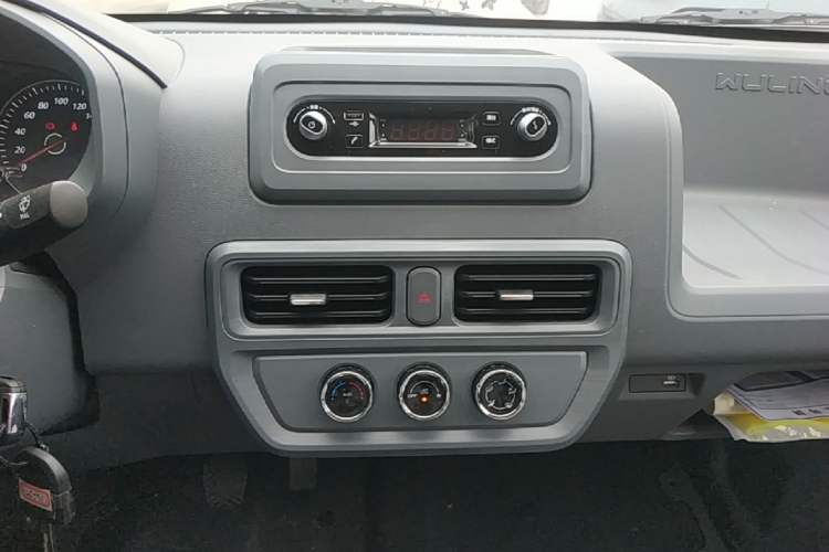 Used Wuling Yangguang 2024 300KM Comfort Version Passenger Van 75kW Audio And AC Panel