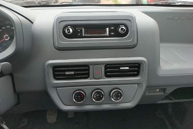 Used Wuling Yangguang 2024 300KM Comfort Version Passenger Van 75kW Audio And AC Panel