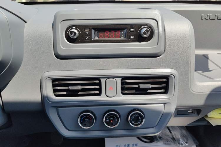 Used Wuling Yangguang 2024 300KM Comfort Version Passenger Van 75kW Audio And AC Panel