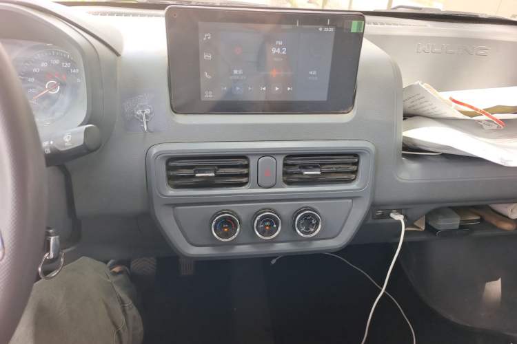 Used Wuling Yangguang 2024 300km Comfort Version with Sealed Windows 60kW Audio And AC Panel