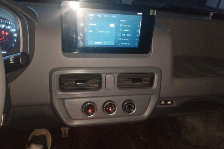Used Wuling Yangguang 2024 300km Range Practical Window-Sealed Version 60kW Audio And AC Panel