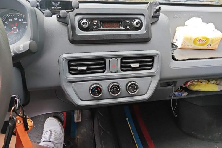 Used Wuling Yangguang 2024 300KM Comfort Version Passenger Van 75kW Audio And AC Panel