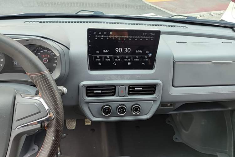 Used Wuling Yangguang 2024 300KM Comfort Version Passenger Van 75kW Audio And AC Panel