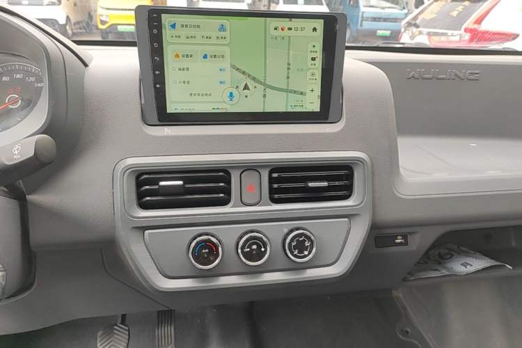 Used Wuling Yangguang 2024 300km Range Practical Window-Sealed Version 60kW Audio And AC Panel