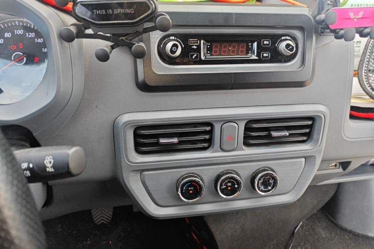 Used Wuling Yangguang 2024 300km Comfort-Grade Passenger Van 60kW Audio And AC Panel