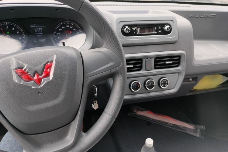 Used Wuling Yangguang 2024 230km Practical Enclosed-Window Version 60kW Audio And AC Panel