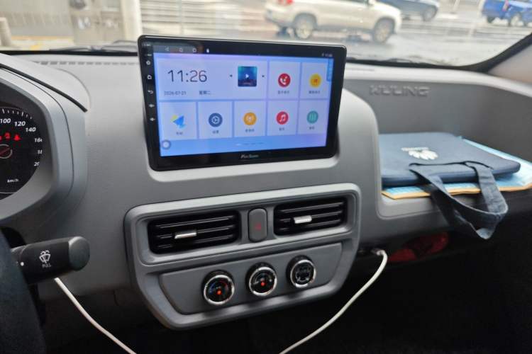 Used Wuling Yangguang 2024 300km Comfort Version with Sealed Windows 60kW Audio And AC Panel