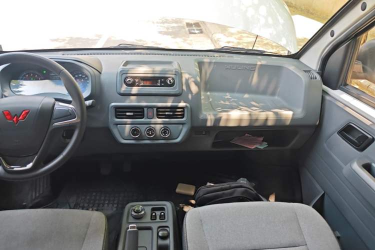 Used Wuling Yangguang 2024 300KM Comfort Version Passenger Van 75kW Audio And AC Panel