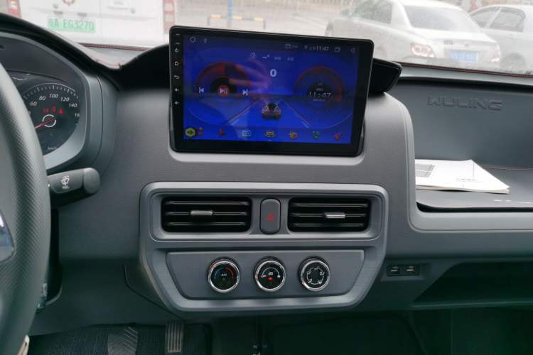 Used Wuling Yangguang 2024 300km Comfort Version with Sealed Windows 60kW Audio And AC Panel