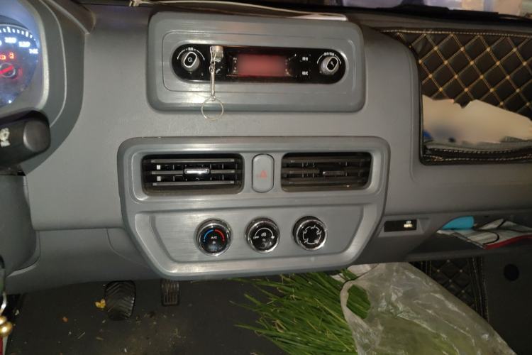 Used Wuling Yangguang 2024 300km Range Practical Window-Sealed Version 60kW Audio And AC Panel