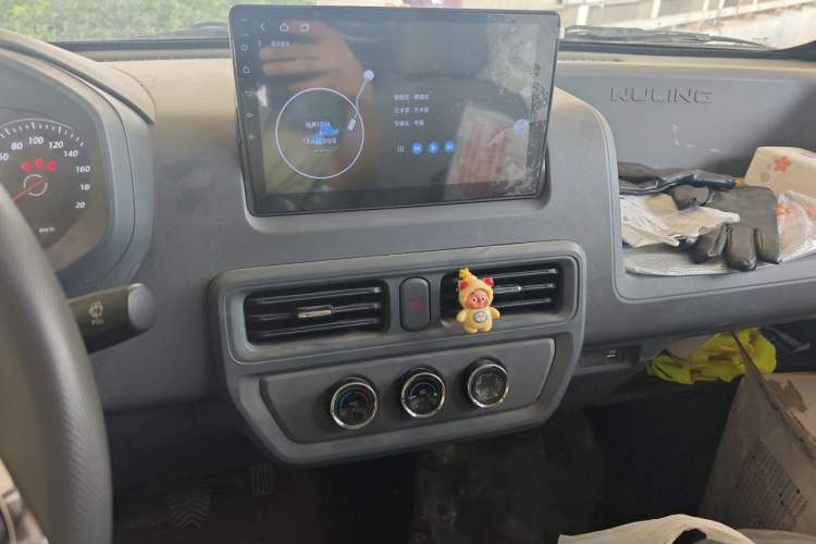 Used Wuling Yangguang 2024 300KM Comfort Version Passenger Van 75kW Audio And AC Panel