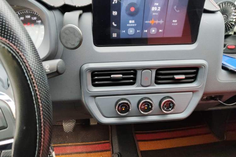 Used Wuling Yangguang 2024 300km Comfort Version with Sealed Windows 60kW Audio And AC Panel