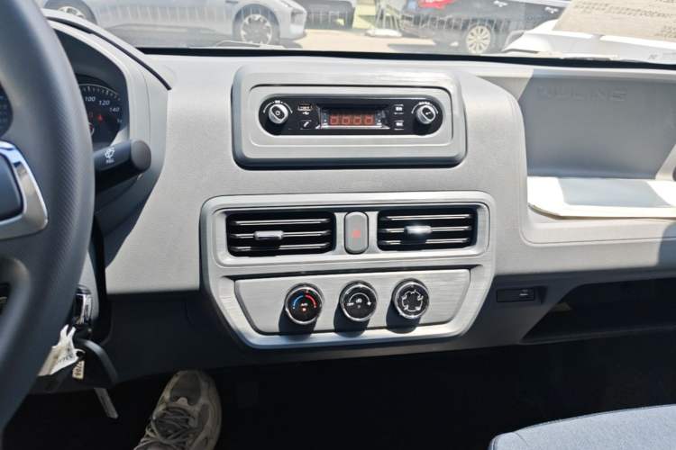 Used Wuling Yangguang 2024 300KM Comfort Version Passenger Van 75kW Audio And AC Panel
