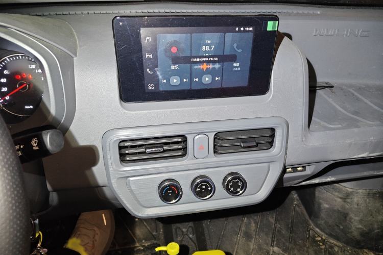 Used Wuling Yangguang 2024 300km Comfort Version with Sealed Windows 60kW Audio And AC Panel