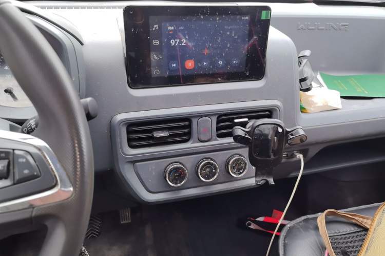Used Wuling Yangguang 2024 300km Comfort Version with Sealed Windows 60kW Audio And AC Panel