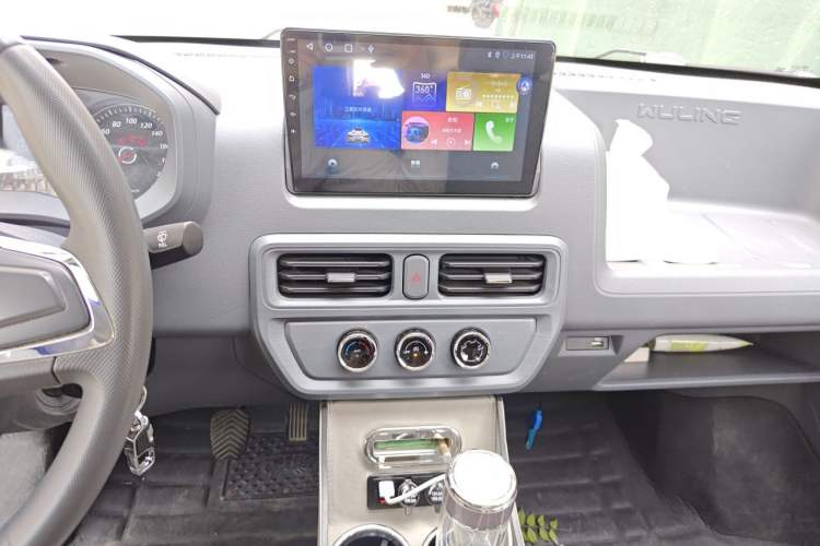Used Wuling Yangguang 2024 300KM Comfort Version Passenger Van 75kW Audio And AC Panel