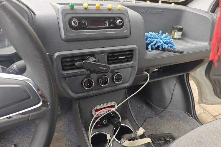 Used Wuling Yangguang 2024 300km Comfort-Grade Passenger Van 60kW Audio And AC Panel