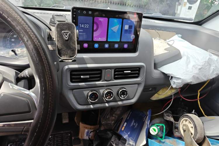 Used Wuling Yangguang 2024 300KM Comfort Version Passenger Van 75kW Audio And AC Panel