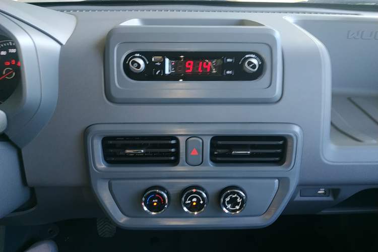 Used Wuling Yangguang 2024 300KM Comfort Version Passenger Van 75kW Audio And AC Panel