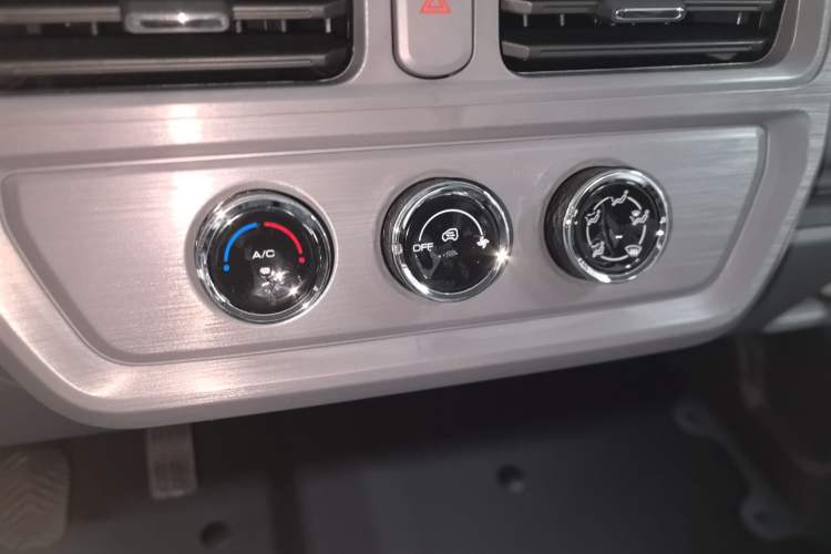 Used Wuling Yangguang 2024 300KM Comfort Version Passenger Van 75kW Audio And AC Panel