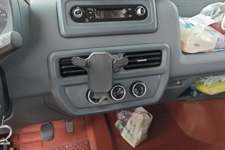 Used Wuling Yangguang 2024 300KM Comfort Version Passenger Van 75kW Audio And AC Panel