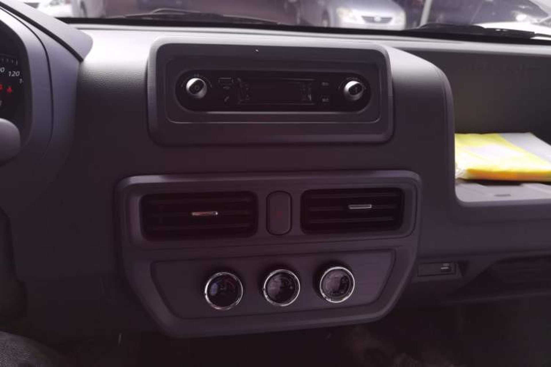 Used Wuling Yangguang 2024 300KM Comfort Version Passenger Van 75kW Audio And AC Panel