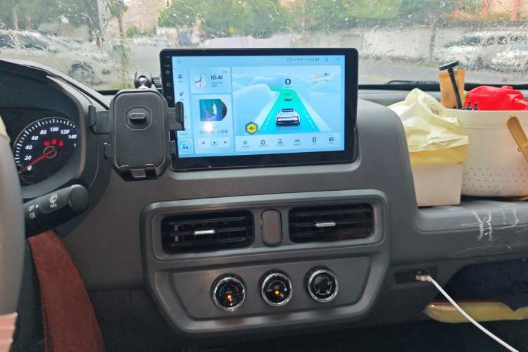 Used Wuling Yangguang 2024 300KM Comfort Version Passenger Van 75kW Audio And AC Panel