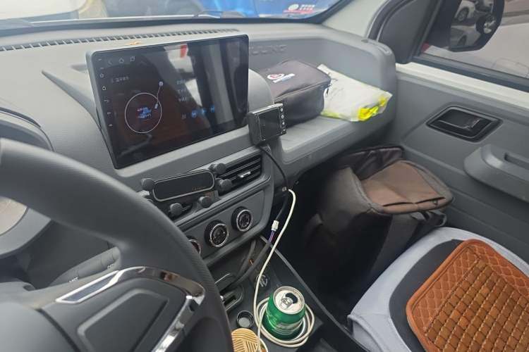 Used Wuling Yangguang 2024 300KM Comfort Version Passenger Van 75kW Audio And AC Panel