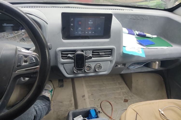 Used Wuling Yangguang 2024 300km Comfort Version with Sealed Windows 60kW Audio And AC Panel