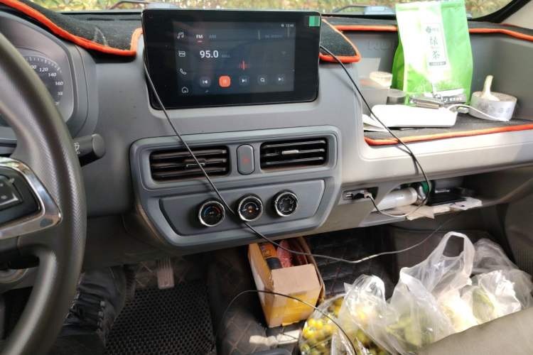 Used Wuling Yangguang 2024 300km Comfort Version with Sealed Windows 60kW Audio And AC Panel