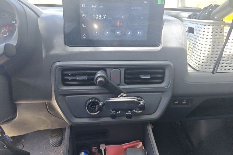 Used Wuling Yangguang 2024 300km Comfort Version with Sealed Windows 60kW Audio And AC Panel