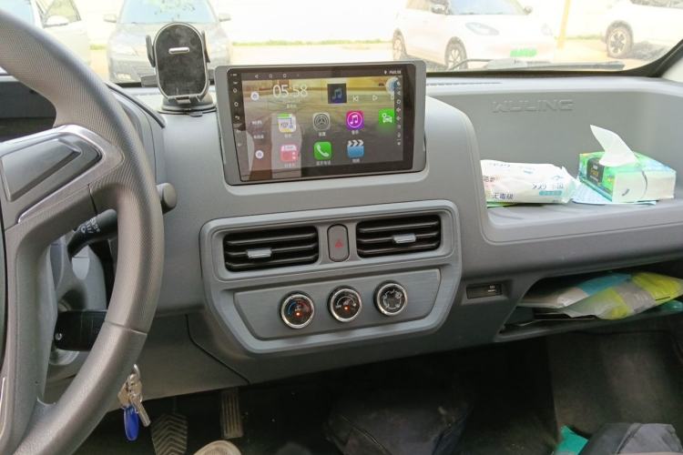Used Wuling Yangguang 2024 300KM Comfort Version Passenger Van 75kW Audio And AC Panel