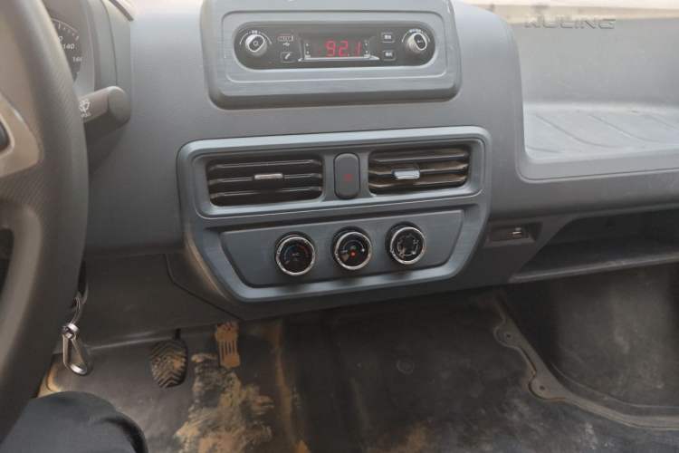 Used Wuling Yangguang 2024 300km Comfort-Grade Passenger Van 60kW Audio And AC Panel