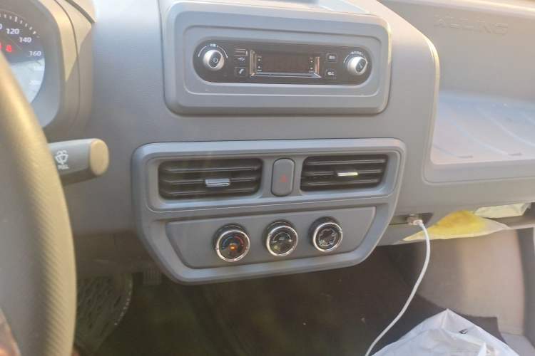 Used Wuling Yangguang 2024 300KM Comfort Version Passenger Van 75kW Audio And AC Panel