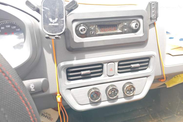 Used Wuling Yangguang 2024 300KM Comfort Version Passenger Van 75kW Audio And AC Panel