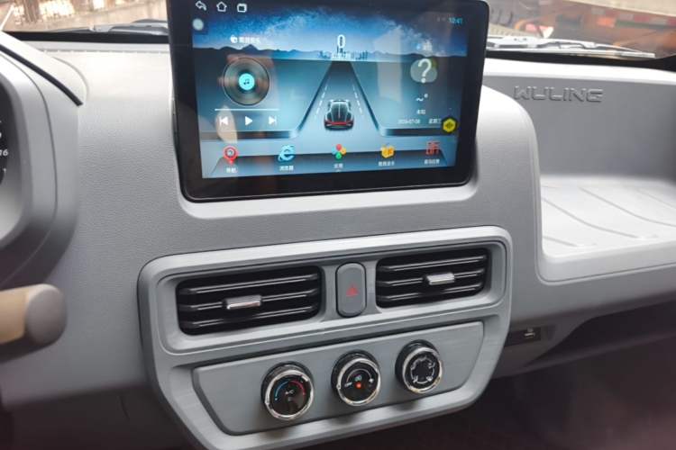 Used Wuling Yangguang 2024 300KM Comfort Version Passenger Van 75kW Audio And AC Panel