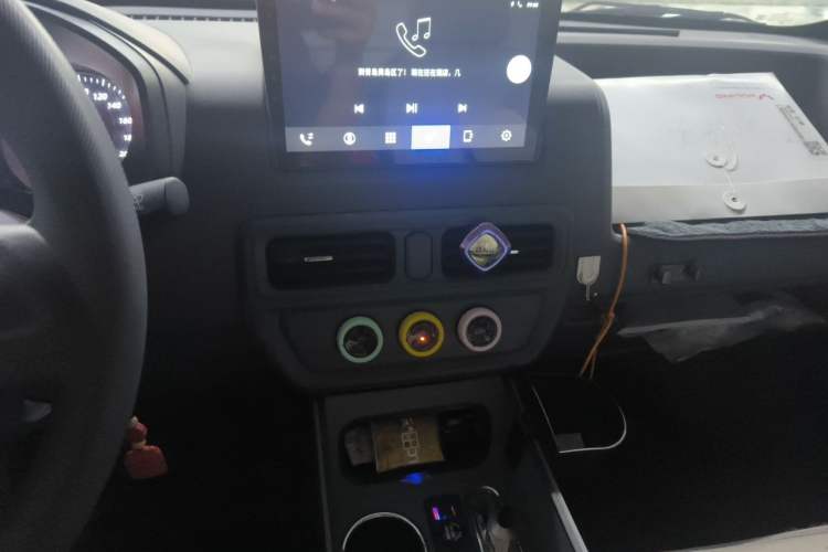 Used Wuling Yangguang 2024 300km Range Practical Window-Sealed Version 60kW Audio And AC Panel