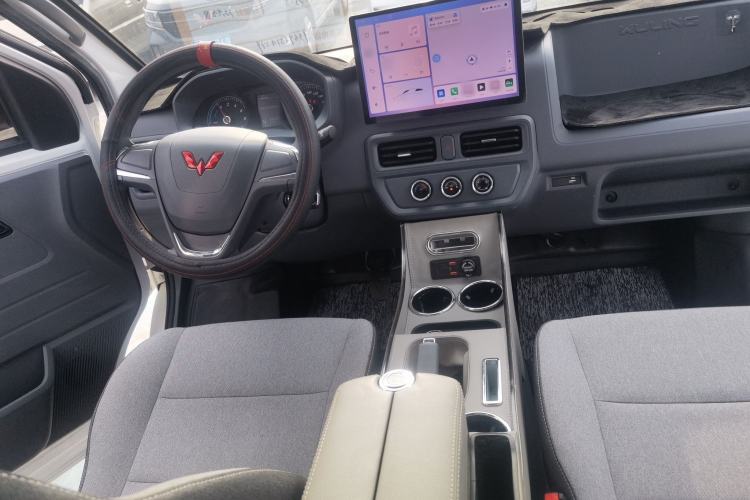 Used Wuling Yangguang 2024 300KM Comfort Version Passenger Van 75kW Audio And AC Panel