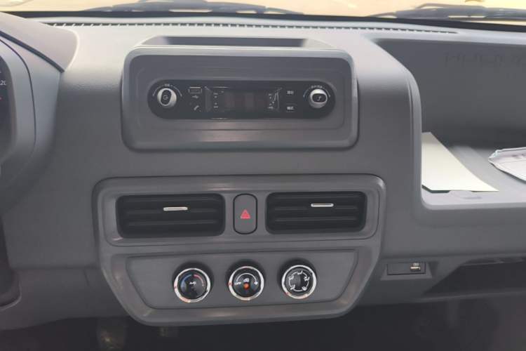 Used Wuling Yangguang 2024 300KM Comfort Version Passenger Van 75kW Audio And AC Panel