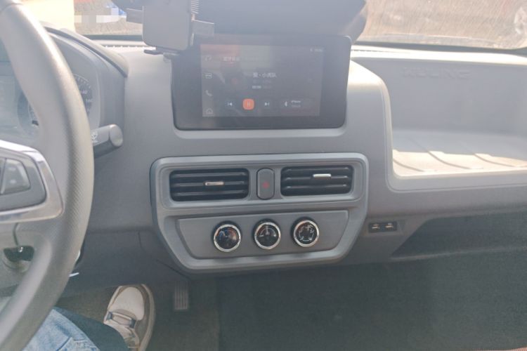 Used Wuling Yangguang 2024 300km Comfort Version with Sealed Windows 60kW Audio And AC Panel