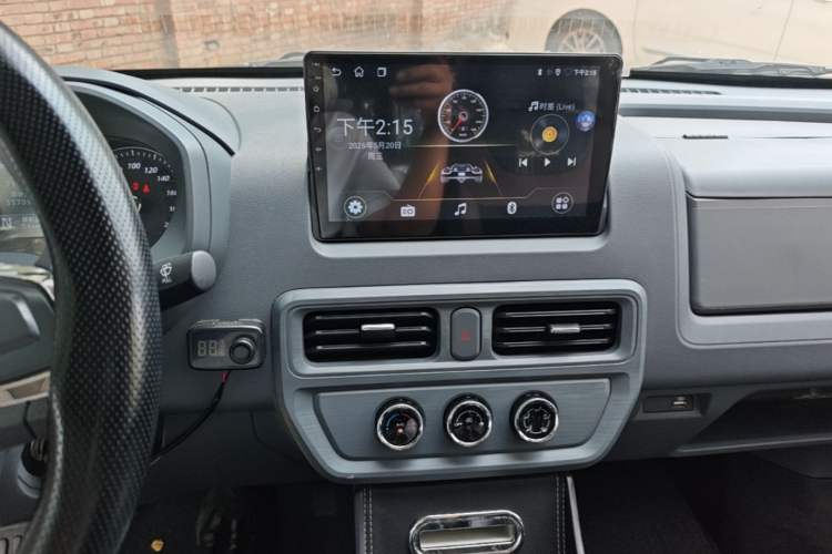 Used Wuling Yangguang 2024 300KM Comfort Version Passenger Van 75kW Audio And AC Panel