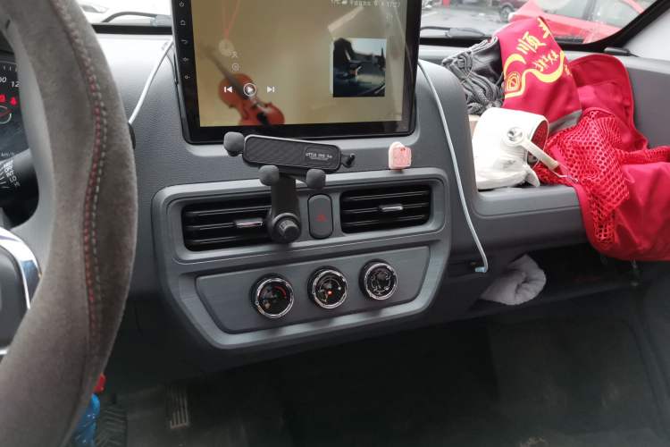 Used Wuling Yangguang 2024 300KM Comfort Version Passenger Van 75kW Audio And AC Panel