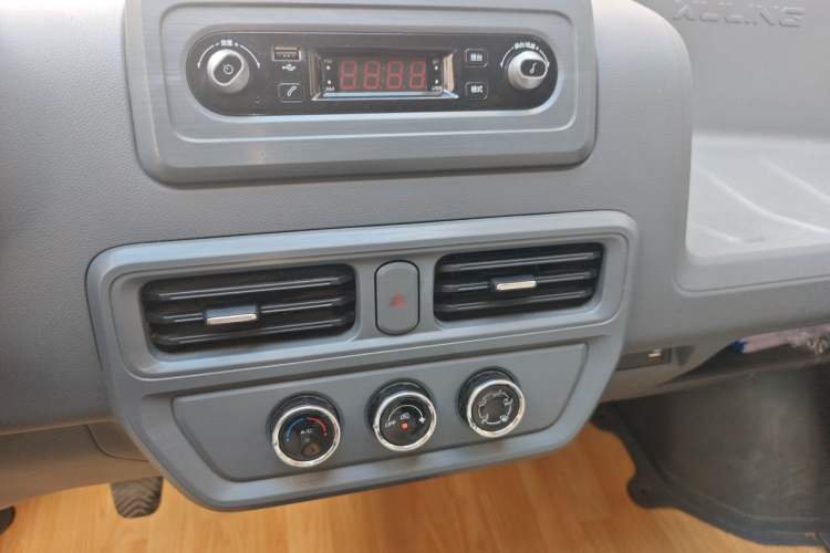 Used Wuling Yangguang 2024 300km Range Practical Window-Sealed Version 60kW Audio And AC Panel