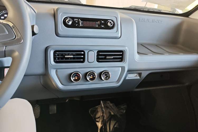 Used Wuling Yangguang 2024 300KM Comfort Version Passenger Van 75kW Audio And AC Panel